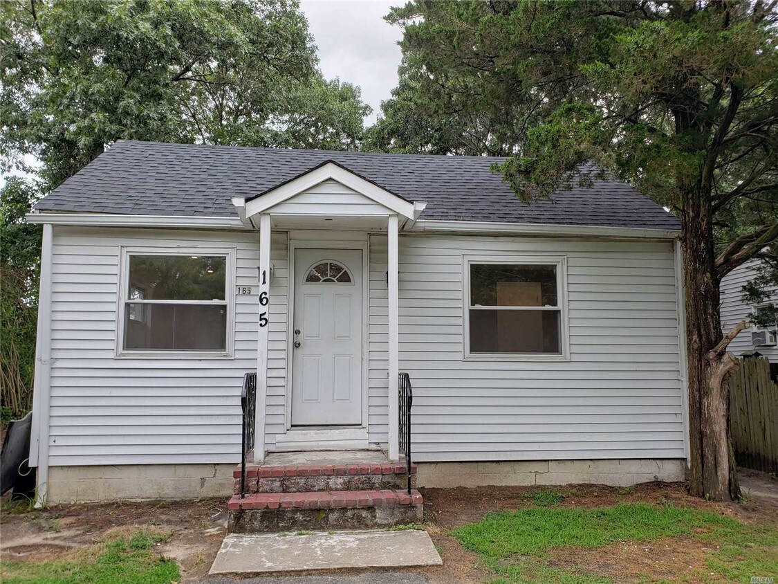 Primary Photo - 165 Mastic Blvd