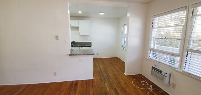 Foto del edificio - 1047 S Ogden Dr