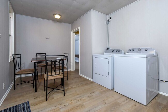 Foto del edificio - 4 bedroom in South Side