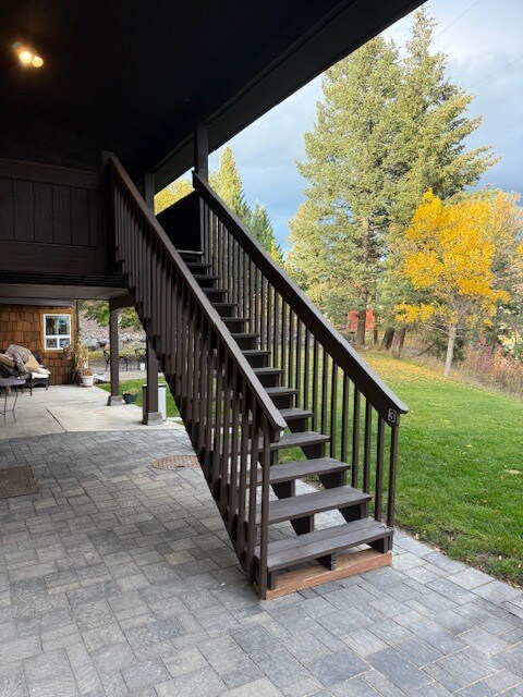 Acceso por escalera a la entrada del apartamento n.º 3 - 1901 La Brant Rd