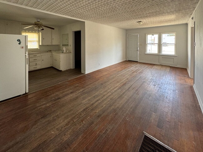 Building Photo - 1 Bedroom House for Lease