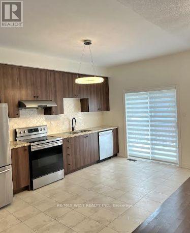 Building Photo - 1196 Peelar Cres