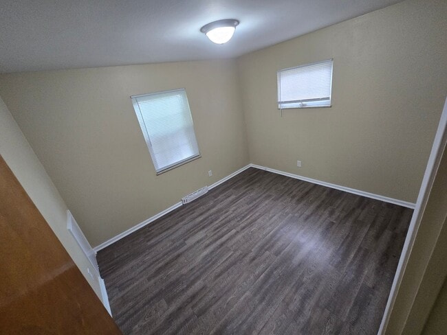 Building Photo - 3 Bedroom House
