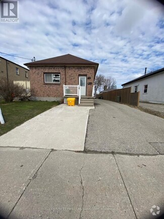 Building Photo - 184 Simcoe St
