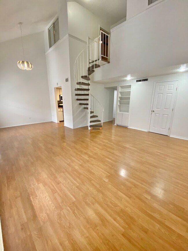 Foto del edificio - WATERFORD WEST CAMPUS - 4 BEDROOM - $2800