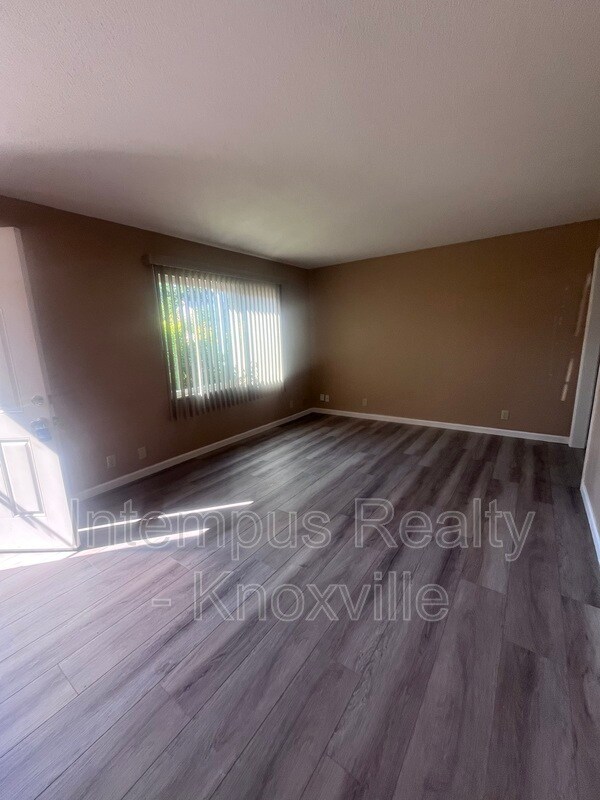Foto del edificio - 405 Iroquois Ln