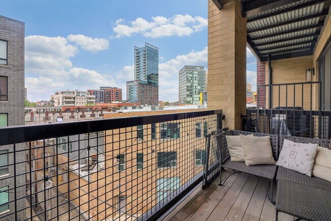 Foto del edificio - 680 N Milwaukee Ave