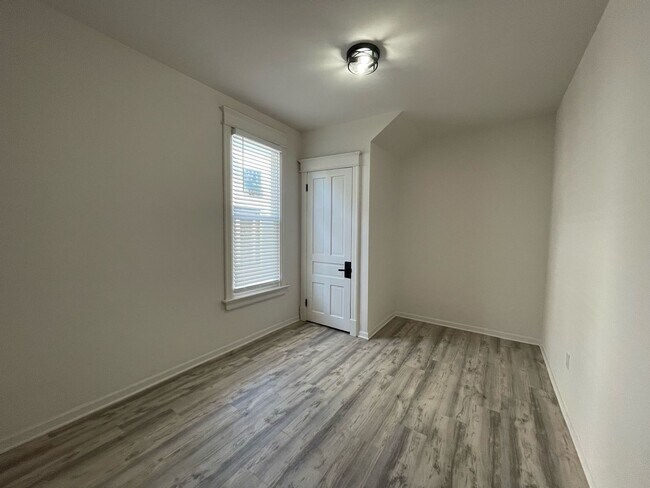 Foto del edificio - Remodeled Eastside Lower Duplex 4 Bed/1 Bath