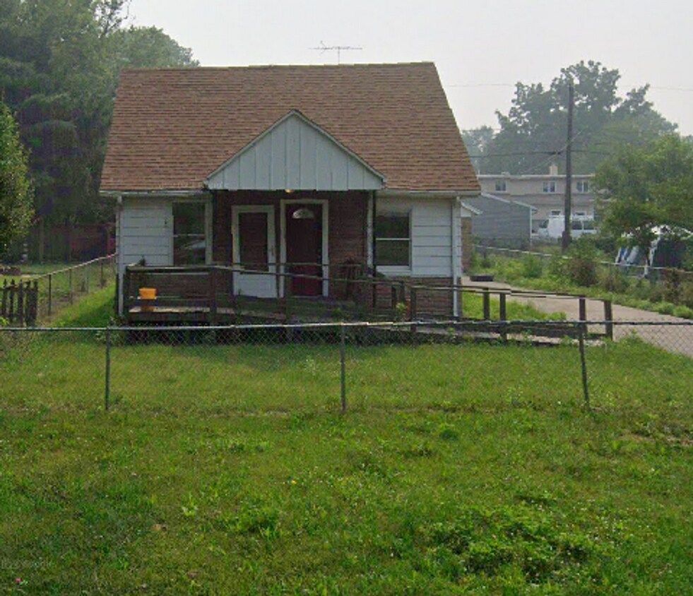 Primary Photo - Cute 3 Bedroom house with detached 3 Car G...