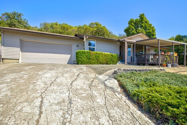 Foto del edificio - 3 bedroom 2 bath home in NE Roseburg