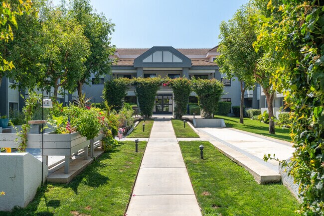 Patio y jardín para residentes - Casa Grande Senior Apartment Homes