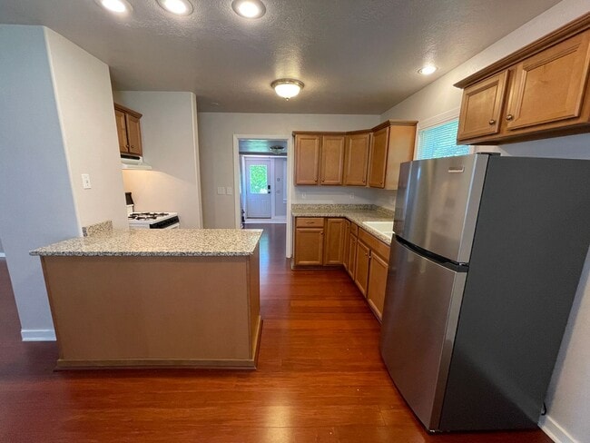 Foto del edificio - Adorable bungalow with a yard in a fantastic SE location!