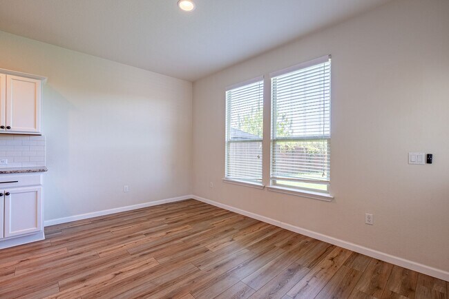 Foto del edificio - Stunning home with 3 Bedrooms and 2.5 bath...