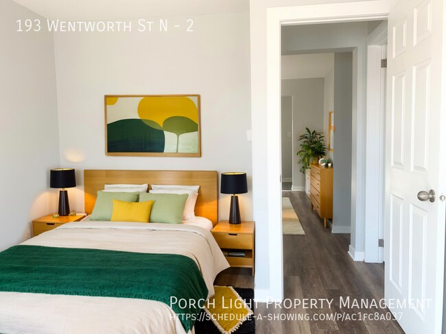 Photo du bâtiment - Beautiful and Renovated 2 bedroom with parking and laundry