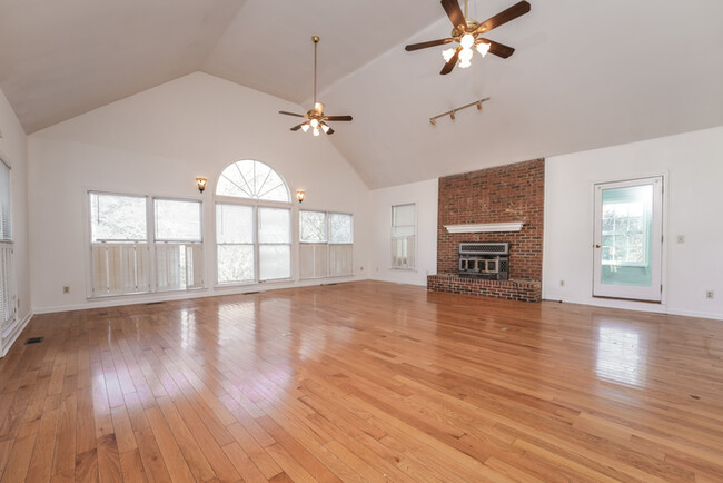 Foto del edificio - 5-Bedroom Home with Pool in Covington, GA!