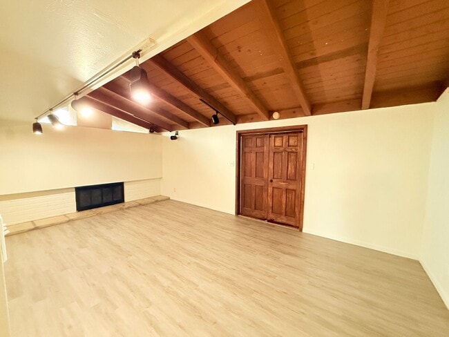 Building Photo - 401 N Lupine St