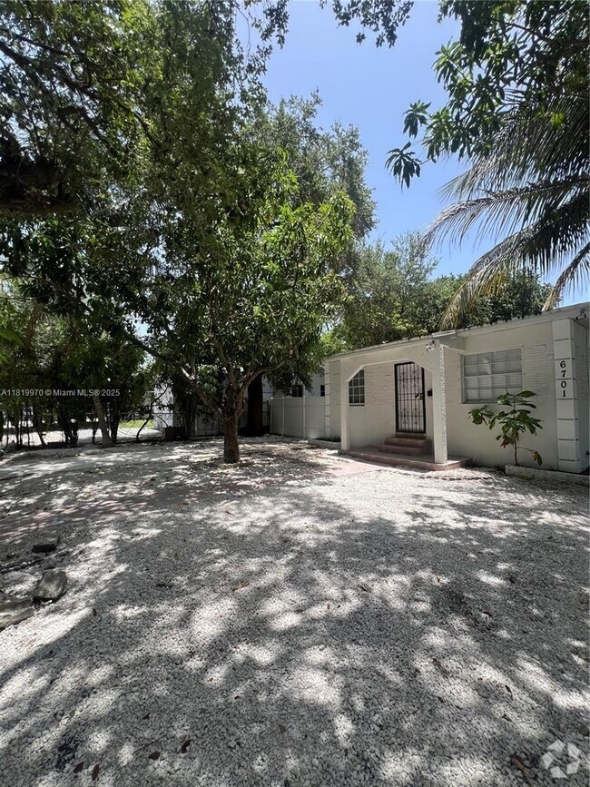 Building Photo - 6701 NE Miami Pl