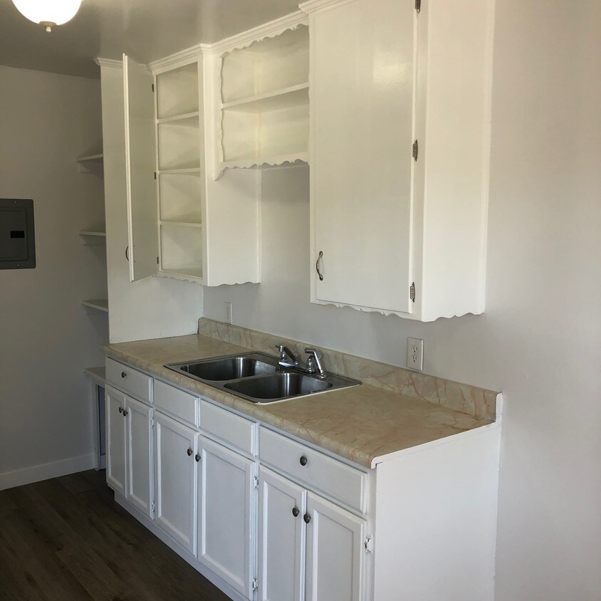 Foto principal - 9815 Stanford Ave