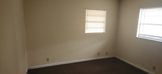 Building Photo - 303 Oleander Dr
