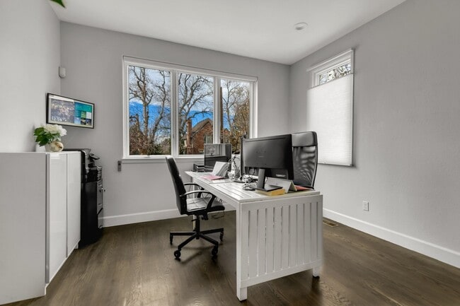Foto del edificio - Luxury North Cherry Creek Townhome | 2-Car Garage, Hot Tub & Private Terrace