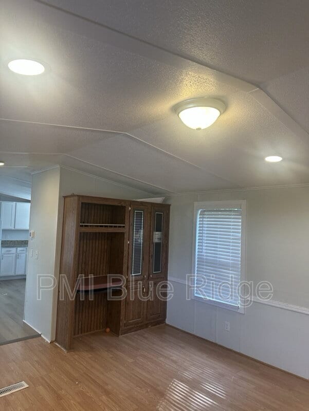 Building Photo - 206 Friendly Cir