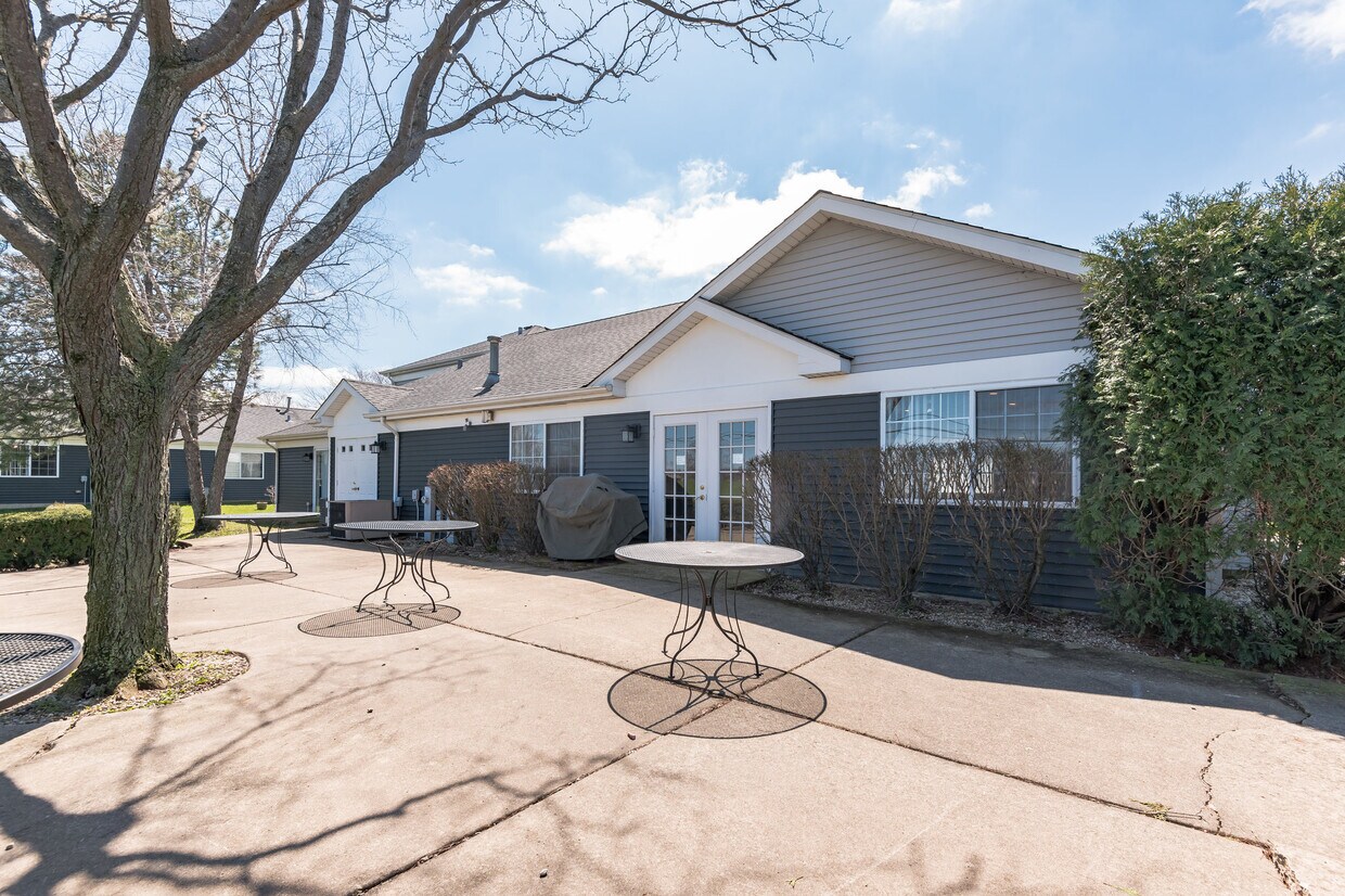 Centennial Village Senior 377 Columbia Cir Steger, IL