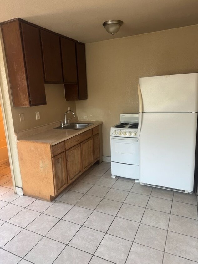 Primary Photo - 1460 E Davidson St