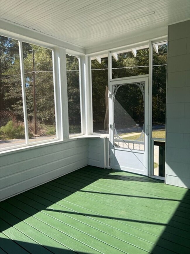 Foto del edificio - This Single Story Bungalow Home has 2 Bedrooms, 1 Full Bath located in Lyman at Pacific Mills whi...