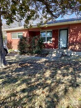 Building Photo - 1402 Oakwood Dr
