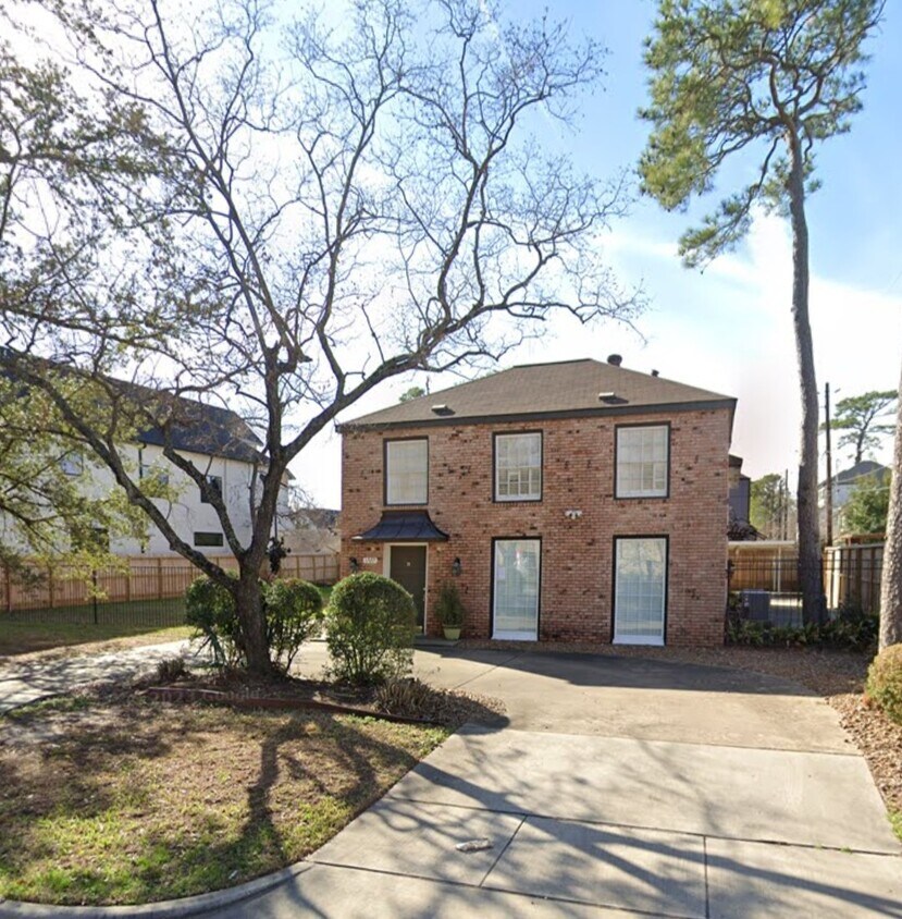 Main house with a lot of parking in the back - 1527 Johanna Dr
