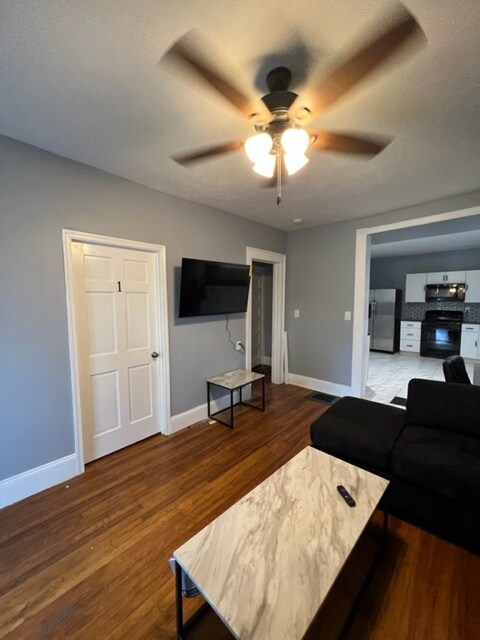 Primary Photo - 2320 E Genesee St