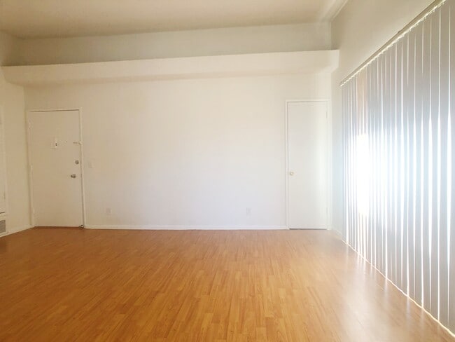 Sala de estar - 1245 Brockton Properties LLC