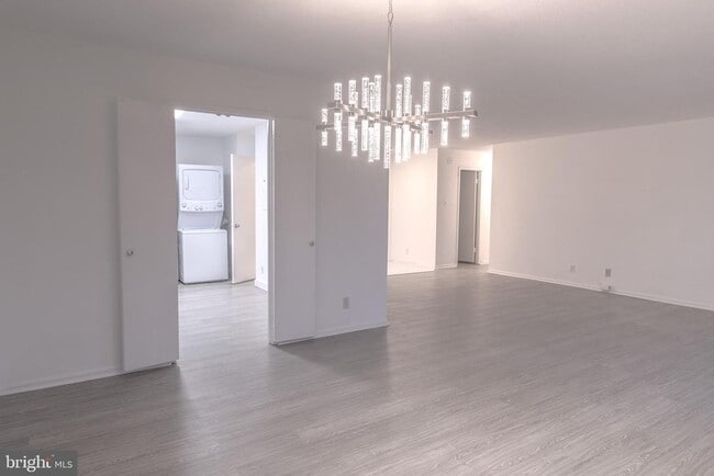 Building Photo - 205 Yoakum Pkwy