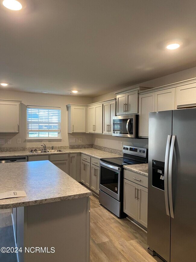 Building Photo - 1213 Riverstone Dr