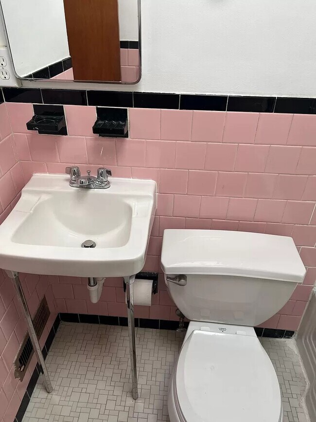 Building Photo - 708 Umbra St