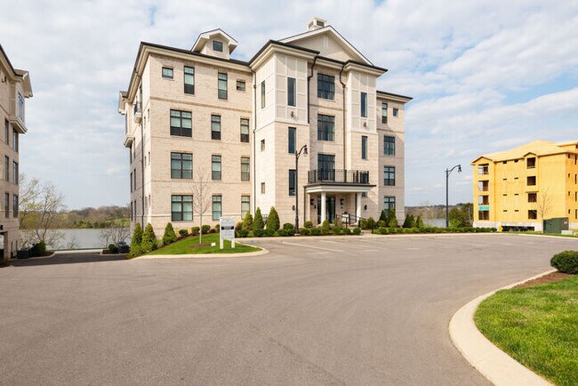 Foto del edificio - Lakefront Condo Available!