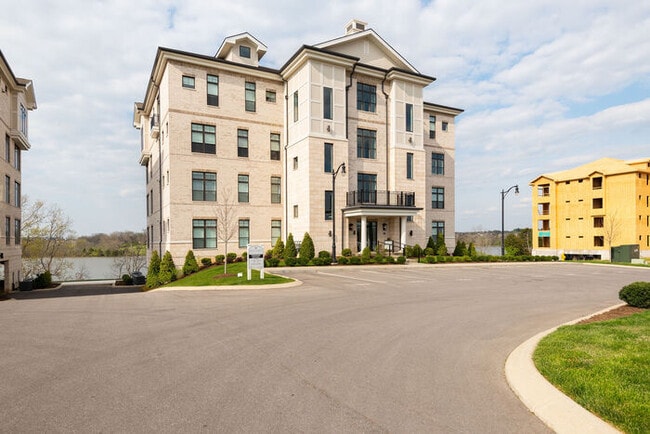 Building Photo - Lakefront Condo Available!