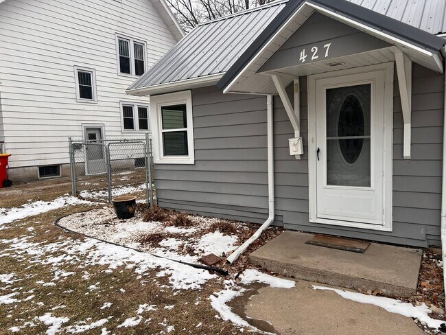 Building Photo - 2 bedroom home in Boone, fenced in yard, great for families!