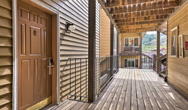 Foto del edificio - 96 Mountainside Dr