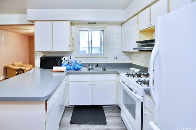 Building Photo - 8807 Tavistock Dr