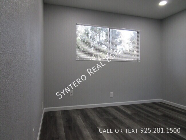 Foto del edificio - Downstairs 2 Bedroom/1 Bath Apartment