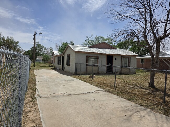 Building Photo - 404 E Bland St