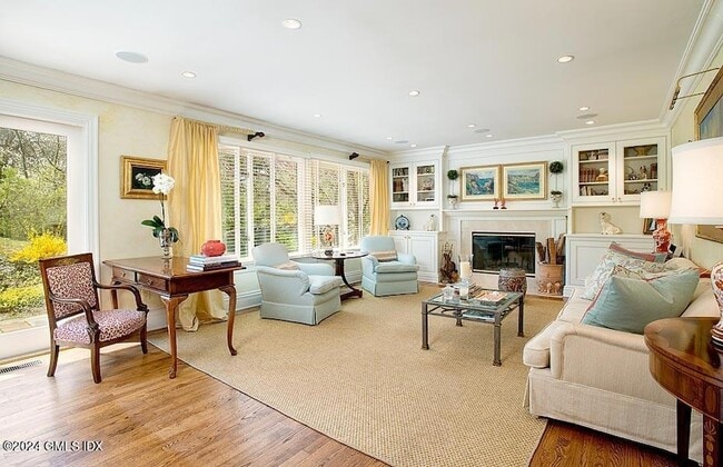 Building Photo - 208 W Lyon Farm Dr