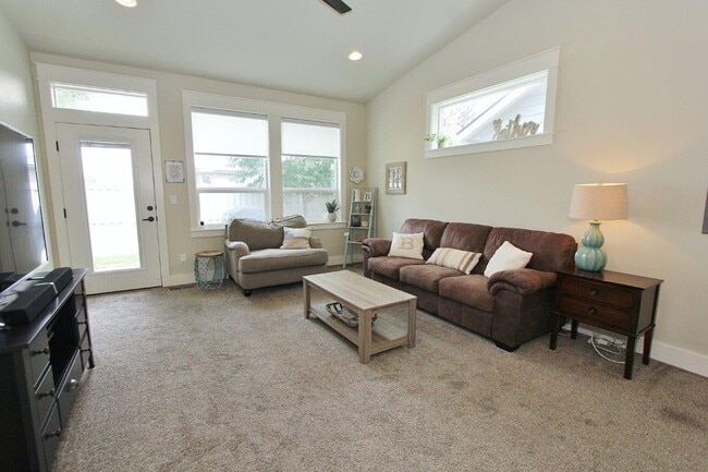 Building Photo - Lovely 4 bed 2 1/2 bath Home in Meridian, Available first week of July