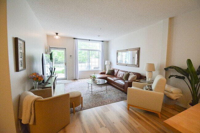 Foto del edificio - Stunningly Update 2 bed 1.5 bath Townhome ...