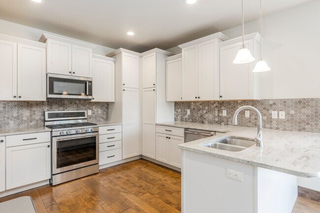 Foto del edificio - Bright & Spacious 2-Bed Condo in Black Roc...