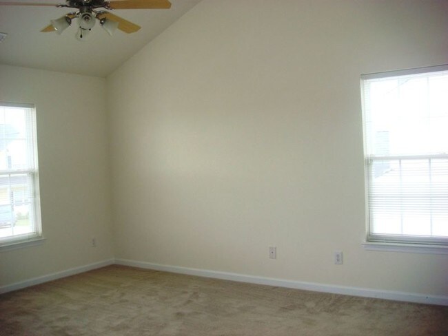 Building Photo - Lovely 3BR/2.5BA with 2 car garage and loft