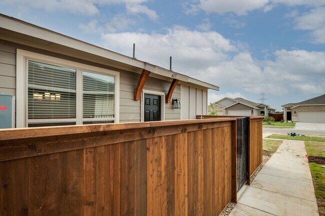 Foto del edificio - GORGEOUS 3 BEDROOM FOUR PLEX LOCATED IN MI...