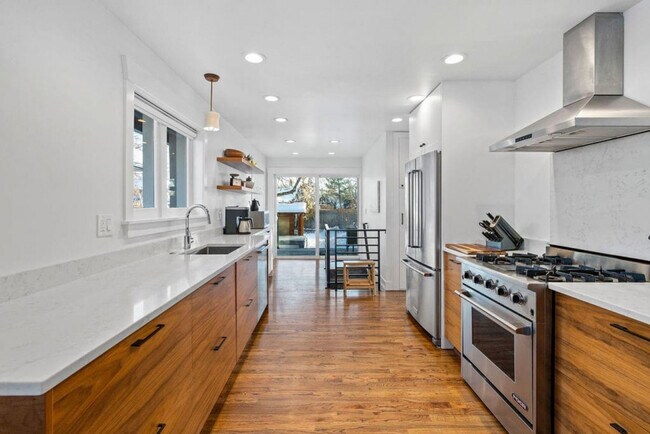 Foto del edificio - 1198 Browning Ave