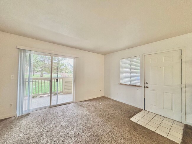 Foto del edificio - Charming Main floor 2 bed, 2 bath Condo